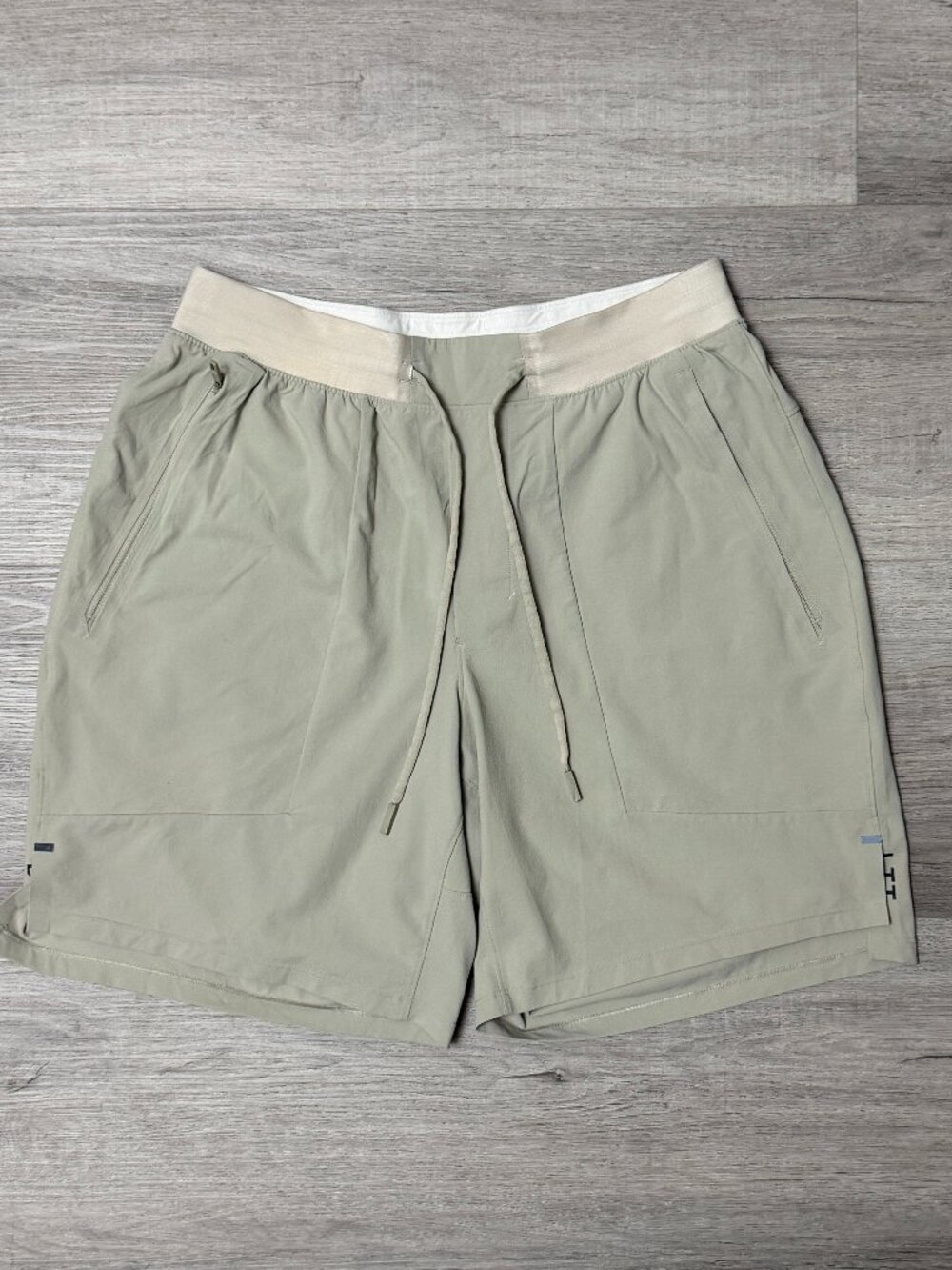 Lululemon Shorts Mens MED Beige License to Train Linerless Quick Dry Training
